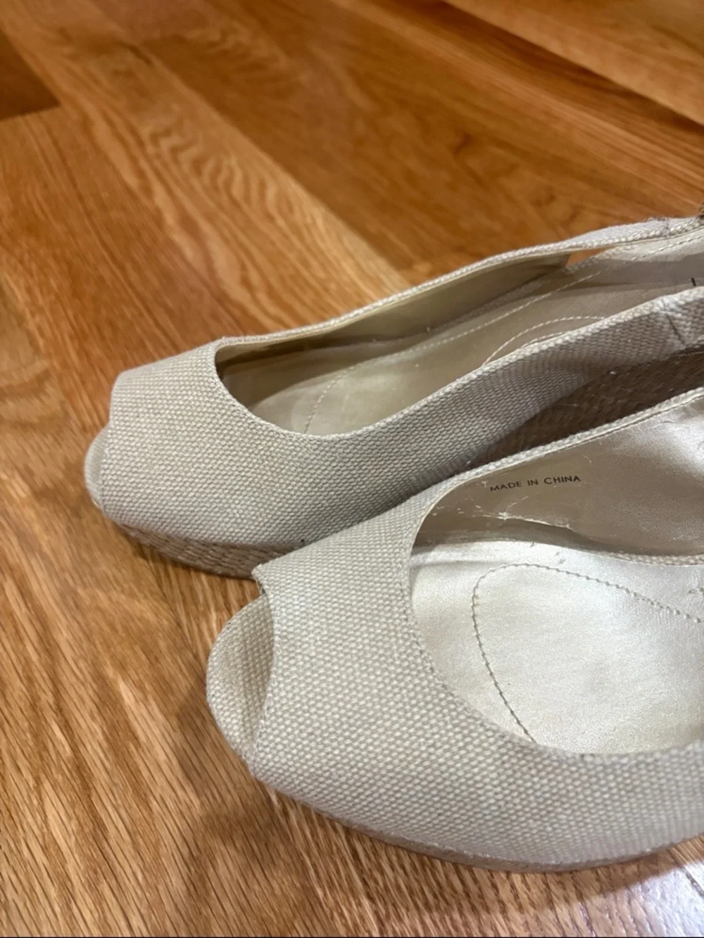 Tahari stylish slingback
